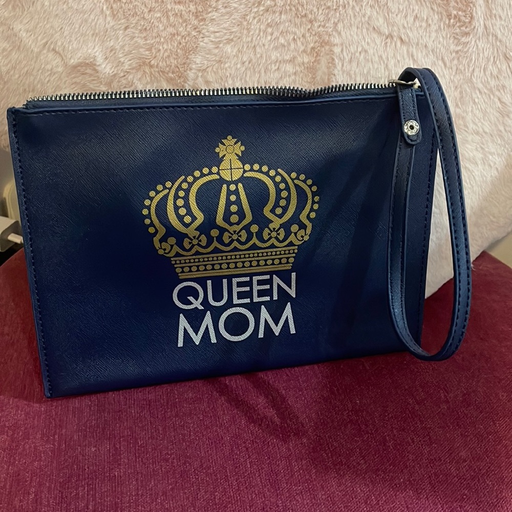 Womens wristlet